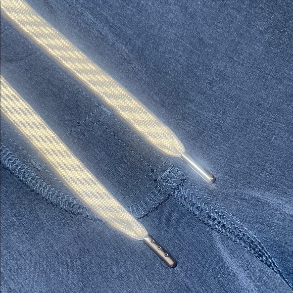 Vuori Blue Athletic Shorts Lightweight Modern Design - Picture 5 of 5